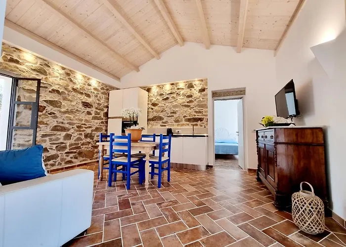 Stazzo La Quercia Piscina Condivisa * سان تيودورو